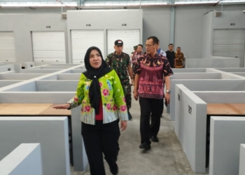 Wali Kota Bandar Lampung, Eva Dwiana, saat meninjau progres pembangunan Pasar Pasir Gintung, kemarin. LAMPUNG POST/ANDRE PRASETYO NUGROHO