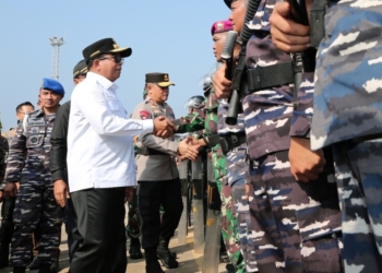 Pj. Gubernur Lampung, Samsudin mengecek Gelar Pasukan Operasi Mantap Praja Krakatau 2024 Polda Lampung, di Dermaga Pelabuhan Panjang, Jumat, 23 Agustus 2024. Dok Adpim