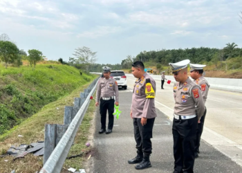 Kapolres Lampung Selatan AKBP Yusriandi Yusrin bersama jajaran polres saat melakukan pemeriksaan di lokasi kecelakaan yang menewaskan empat orang di jalan tol Lamsel. Dok/Polres Lampung Selatan