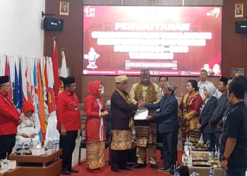 Situasi Pendaftaran Ardito-Koheri di KPU Lampung Tengah. (Foto Lampost.co/Raeza Handanny Agustira)