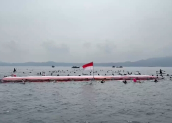 KPAP Lampung Bentangkan Bendera Merah Putih Sambil Berenang 8 Kilometer
