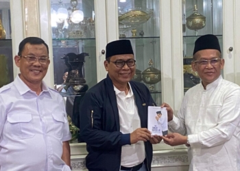 Mengulas Kehidupan Mohammad Mukri Lewat Buku The Smilling Professor
