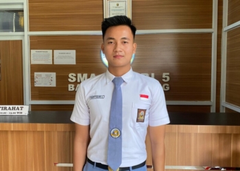 Siswa SMAN 5 Bandar Lampung Terima Duplikat Bendera Merah Putih