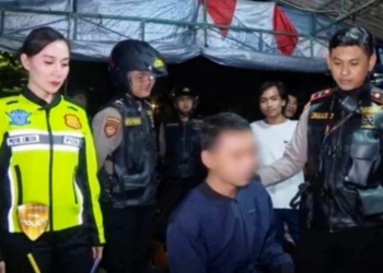 Aksi seorang polisi wanita (Polwan) yang ganggu orang sedang makan memicu sorotan publik hingga viral di media sosial. Tangkapan layar
