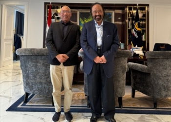 Ketua DPD Partai Gerindra Lampung sekaligus Calon Gubernur Lampung, Rahmad Mirzani Djausal foto bersama Ketua Umum Partai NasDem Surya Paloh. Dok.