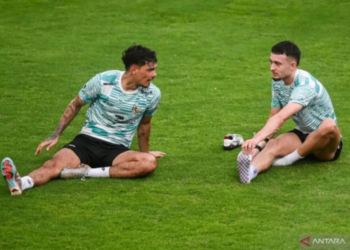 Shayne Pattynama (kiri) bersama Ivar Jenner (kanan)