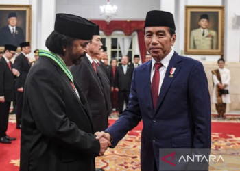 Presiden Joko Widodo berjabat tangan Ketua Partai NasDem Surya Paloh saat Upacara Penganugerahan Tanda Kehormatan di Istana Negara, Jakarta, Rabu, 14 Agustus 2024. (Foto: Antara/M. Adimaja)