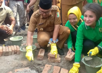 Ketua Umum PIPAS Pusat saat melakukan peletakan batu pertama dalam rangka bantua dua unit sumir bor. Dok/Antara