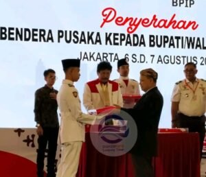 Bupati Lampung Timur Dawam Rahardjo Terima Duplikat Bendera Merah Putih dari BPIP