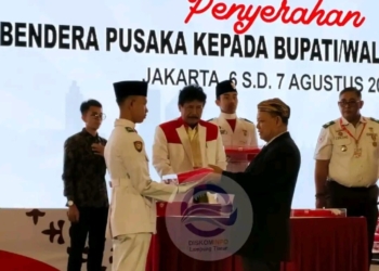 Bupati Lampung Timur M Dawam Rahardjo saat menerima duplikat Bendera Merah Putih dari BPIP di Balai Samudera Kelapa Gading, Jakarta Utara, Selasa, 6 Agustus 2024. Dok/Diskominfo Lamtim