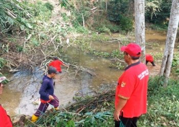 Kader PDI Perjuangan Lamteng saat melakukan pembersihan sungai yang mengalami pendangkalan dan tersumbat oleh limbah rumah tangga. Lampost.co/Raeza Handanny Agustira