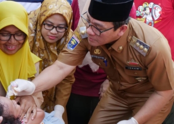 Wali Kota Metro Wahdi saat melakukan tetes imunisasi polio pada anak di kota setempat. Dok/Humas Pemkot Metro
