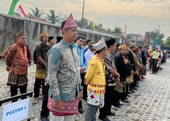 Sejumlah dosen dan mahasiswa Universitas Muhammadiyah Pringsewu (Umpri) serta masyarakat Pringsewu mengikuti upacara HUT ke-79 RI menggunakan pakaian adat, Sabtu, 17 Agustus 2024. Lampost.co/Suranto