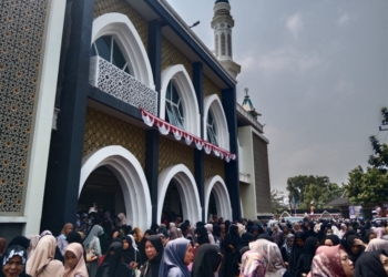 Masyarakat antusias menghadiri kajian muslimah bersama Ustadzah Halimah Alaydrus. Lampost.co/Silvia Agustina