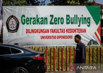 Spanduk kampanye Gerakan Zero Bullying di Fakultas Kedokteran Universitas Diponegoro (UNDIP), kawasan kompleks RSUP Dr Kariadi, Kota Semarang, Jawa Tengah. (ANT)
