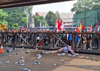 Massa aksi yang menolak Revisi Undang-Undang (RUU) Pemilihan Kepala Daerah (Pilkada) mendobrak Gerbang Pancasila di Gedung DPR, Kamis (22/8).