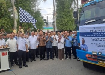 Menteri Perdagangan (Mendag) Zulkifli Hasan bersama PT Sari Segar Husada melakukan pelepasan ekspor perdana produk olahan kelapa ke empat negara di Kecamatan Katibung, Sabtu, 3 Agustus 2024.