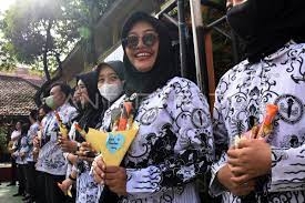 Sejumlah menghadiri peringatan Hari Guru Nasional beberapa waktu lalu.