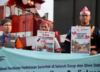 Foto: PT Kereta Api Indonesia (Persero) Divre IV Tanjungkarang melaksanakan sosialisasi peraturan perlintasan di JPL No. 3B Jalan Gajah Mada Bandar Lampung, Jumat 16 Agustus 2024.