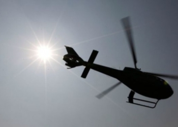 ilustrasi helikopter terbang