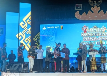 Penyerahan medali kepada pemenang LKS Nasional XXXI oleh Pj Gubernur Lampung Samsudin dan Sekdaprov Fahrizal Darminto