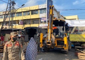 Pembongkaran Pasar Pasir Gintung tahun lalu.