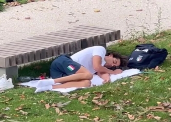 perenang italia tidur di taman