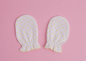 Bayi Pakai Sarung Tangan dan Kaki, Apakah Boleh?