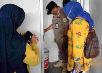 Ilustrasi kasus DBD Lampung. Petugas melakukan pemberantasan sarang nyamuk (PSN) 3M Plus dan pemeriksaan jentik berkala (PJB) demi mencegah merebaknya penyakit DBD di Jakarta. Dok/Antara