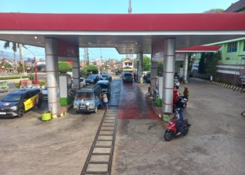 Foto saat pengendara roda empat mengisi pertalite di SPBU Tamsis, Telukbetung Selatan
