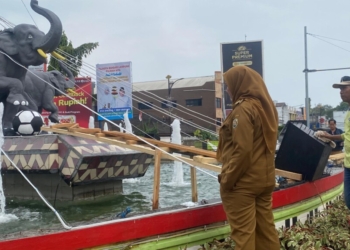 Wali Kota Bandar Lampung, Eva Dwiana meninjau progres pemugaran Tugu Adipura, Senin, 12 Agustus 2024.