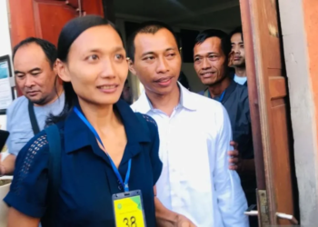 I Nyoman Sukena (tengah) warga Desa Bongkasa Pertiwi, Kecamatan Abiansemal, Kabupaten Badung, Bali yang memelihara Landak Jawa (Hysterix Javanica) didampingi istri Ni Made Lastri berjalan keluar ruang sidang usai menjalani sidang pembacaan tuntutan di Pengadilan Negeri Denpasar, Bali, Jumat (13/9/2024). Dok/Antara
