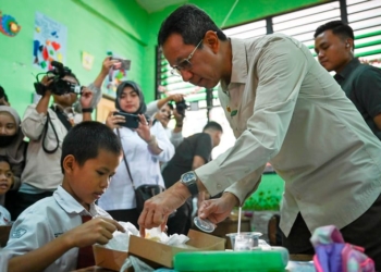 Penjabat Gubernur DKI Jakarta Heru Budi Hartono meninjau pelaksanaan uji coba makan bergizi gratis di SDN 07 Cideng, Jakarta, Senin (19/8/2024). Dok/Antara