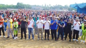 Ali Rahman Senam Sehat Bersama Ribuan Masyarakat Way Kanan
