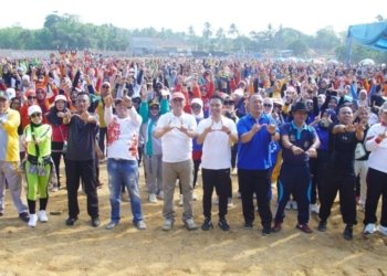 Wakil Bupati Way Kanan, Ali Rahman senam sehat bersama ribuan masyarakat di Lapangan Kampung Way Pisang, Kecamatan Way Tuba, Kamis 5 September 2024. Dok