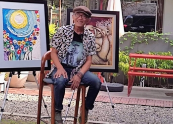 Pendiri Wayang Art (Wahana Gaya Gemilang), Teguh Joko Dwiyono, dengan karya lukisan dari kulit telur dan kantong plastik. Ist