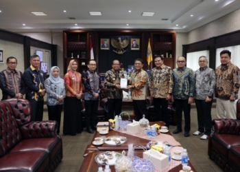 Penjabat (Pj.) Gubernur Lampung, Samsudin foto bersama dengan Jajaran Direksi PT. Semen Baturaja, di Kantor Gubernur Lampung, Kamis, 12 September 2024. Dok. ADPIM Pemprov Lampung.