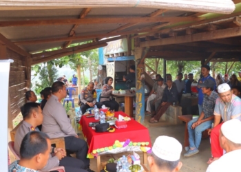 Wakapolresta Bandar Lampung AKBP Erwin Irawan saat bertemu dengan masyarakat Sumber Agung, Kemiling. Dok Humas