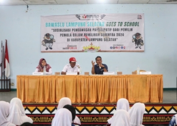 Bawaslu Lampung Selatan menggelar sosialisasi tentang pengawasan partisipatif, di SMA Negeri 2 Kalianda, Rabu, 18 September 2024. Dok. Bawaslu
