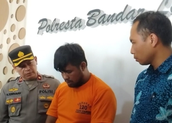 Polisi menangkap salah satu pelaku pencurian rumah kosong M. Hatta (32) warga Banyu Asin, Sumatera Selatan. (Foto: Lampost.co/Umar Robbani)