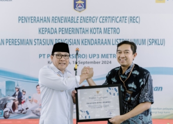 Pemkot Metro Anugerahkan Penghargaan Ke PLN