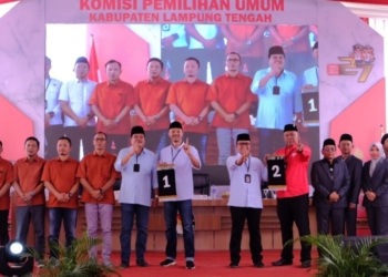 Bawaslu Lampung Tengah saat agenda pengundian nomor urut calon Bupati dan Wakil Bupati Lampung Tengah. (Foto: Lampost.co/Raeza Handanny Agustira)