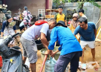 Kemarau. Petugas Damkarmat Lampung Selatan mendistribusikan batuan air bersih ke warga. Dok/Antara