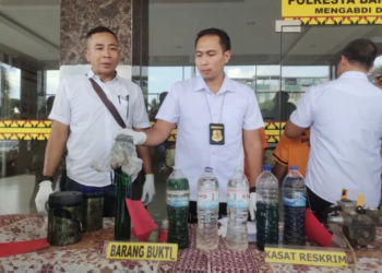 Kasat Reskirim Polresta Bandar Lampung Kompol M Hendrik (tengah) saat melakukan ekspos kasus pengoplosan BBM di Mapolresta Bandar Lampung, Rabu (11/9/2024). Dok/Antara