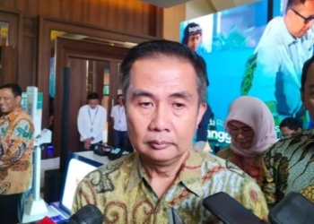 Pj Gubernur Jawa Barat (Jabar) Bey Triadi Machmudin mengatakan pihaknya akan mengkonfirmasi Institut Teknologi Bandung (ITB) terkait dugaan kewajiban kerja paruh waktu bagi mahasiswa yang menerima beasiswa Uang Kuliah Tunggal (UKT) di sana.