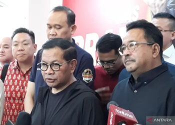 Calon gubernur dan wakil gubernur pada Pilkada Jakarta 2024 Pramono Anung dan Rano Karno usai menghadiri rapat perdana tim pemenangan mereka di Jakarta, Minggu (15/9/2024). Dok/Antara