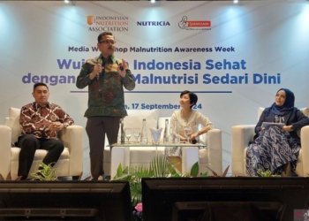 Guru Besar Ilmu Penyakit Dalam Fakultas Kedokteran Universitas Indonesia (FKUI) Prof. Dr. dr. Ari Fahrial Syam, SpPD-KGEH, MMB (dua kiri) dalam diskusi "Pekan Sadar Malnutrisi 2024" bertema Wujudkan Indonesia Sehat dengan Cegah Malnutrisi Sedari Dini yang diselenggarakan di Jakarta, Selasa (17/9/2024). (ANTARA/Adimas Raditya)