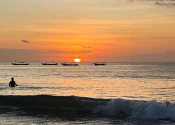 Pantai Labuhanjukung Pesisir Barat