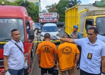 Dua pelaku pengoplos BBM yang berhasil diamankan jajaran Reskrim Polresta Bandar Lampung. (Foto:Lampost.co/Umar Robbani)
