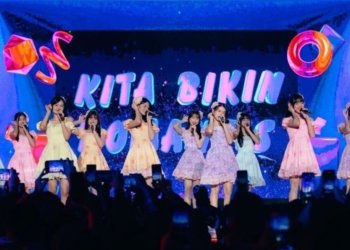 Personel JKT48 yang sedang tampil di atas panggung. Instagram JKT48